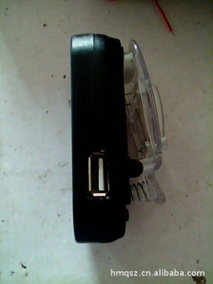 三燈帶USB帶按鈕萬能充電器 多功能設計與市場應用解析